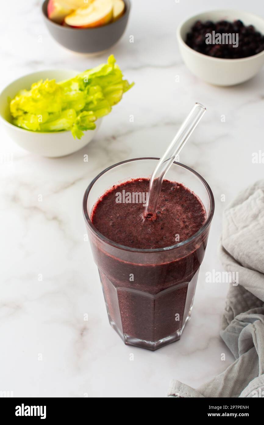 Gesundes Frühstück, gefrorene Blaubeeren, Avocado und Bananen Smoothie, Erbsenprotein und Leinsamen, Salat und Sellerie, Apfel Stockfoto