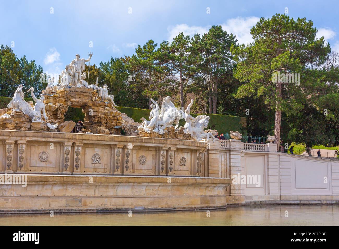 Wien, Osterreich - 3. April 2015: Neptun-Brunnen im Schönbrunner Park und Menschen Stockfoto