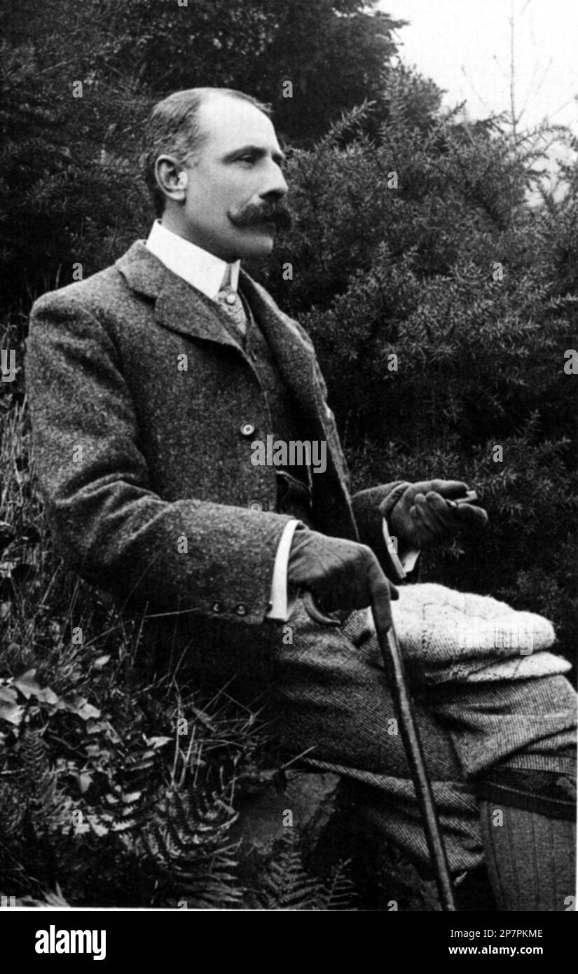 1900 c, GROSSBRITANNIEN : der britische Musikkomponist Sir EDWARD ELGAR ( 1857 - 1934 ) , der sich heute vor allem an seinen ersten POMP UND UMSTAND erinnert , der im Zusammenhang mit der Krönung von König Edward VII geschrieben wurde . - COMPOSITORE - OPERA LIRICA - CLASSICA - KLASSISCH - PORTRAIT - RITRATTO - MUSICISTA - MUSICA - profilo - Profil - Baffi - Schnurrbart - Handschuhe - Guanti - Kragen - colletto - Bastone da passeggio - Pantaloni calzoni alla zuava -- ARCHIVIO GBB Stockfoto