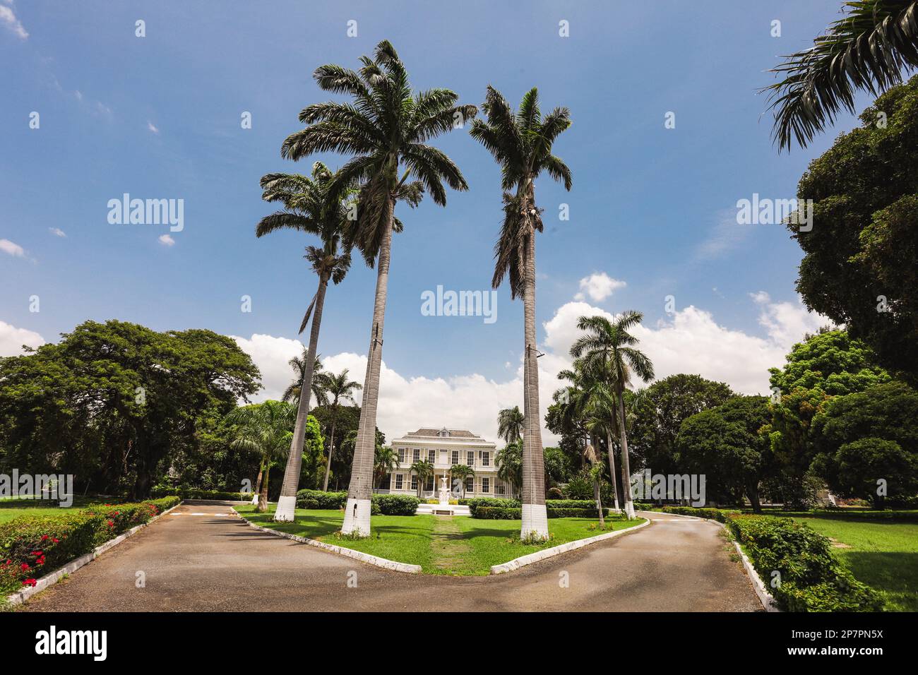 Das historische Devon House in Kingston, Jamaika, ist von atemberaubendem Grün umgeben. Stockfoto