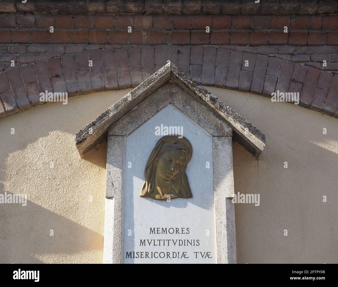 COLLEGNO, ITALIEN - CIRCA JANUAR 2023: Kriegsdenkmal der Jungfrau Maria mit lateinischer Inschrift in Erinnerung an die Vielzahl eurer Gnade Stockfoto