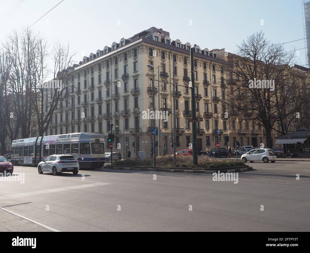 TURIN, ITALIEN - CA. FEBRUAR 2023: Straßenbahnlinie 10, öffentliche Verkehrsmittel Stockfoto