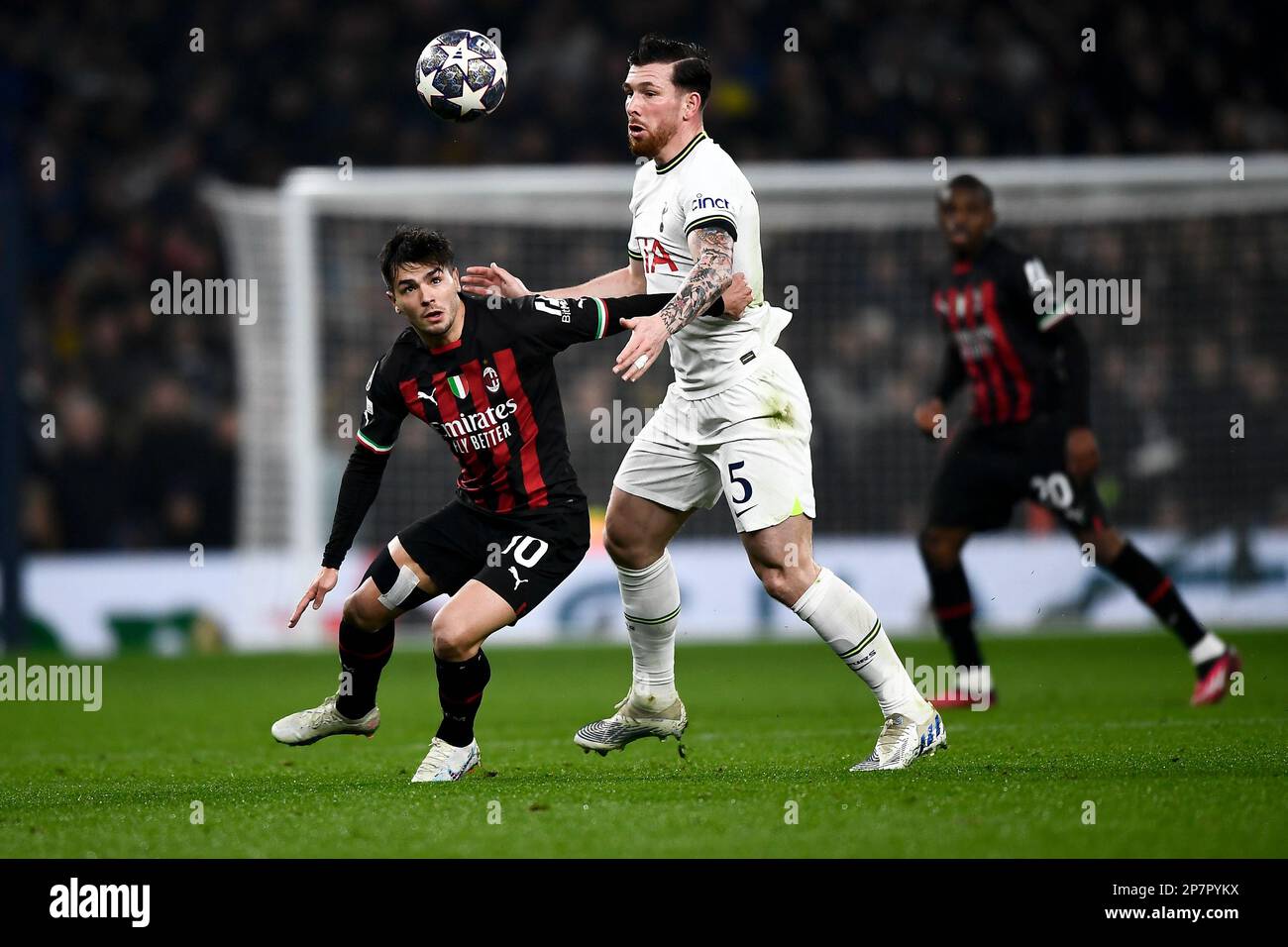 London, Italien. 08. März 2023 Brahim Diaz von AC Milan tritt mit Pierre-Emile Hojbjerg vom Tottenham Hotspur FC während der UEFA Champions League-Runde des Fußballspiels 16 zwischen dem Tottenham Hotspur FC und dem AC Milan um den Ball an. Kredit: Nicolò Campo/Alamy Live News Stockfoto