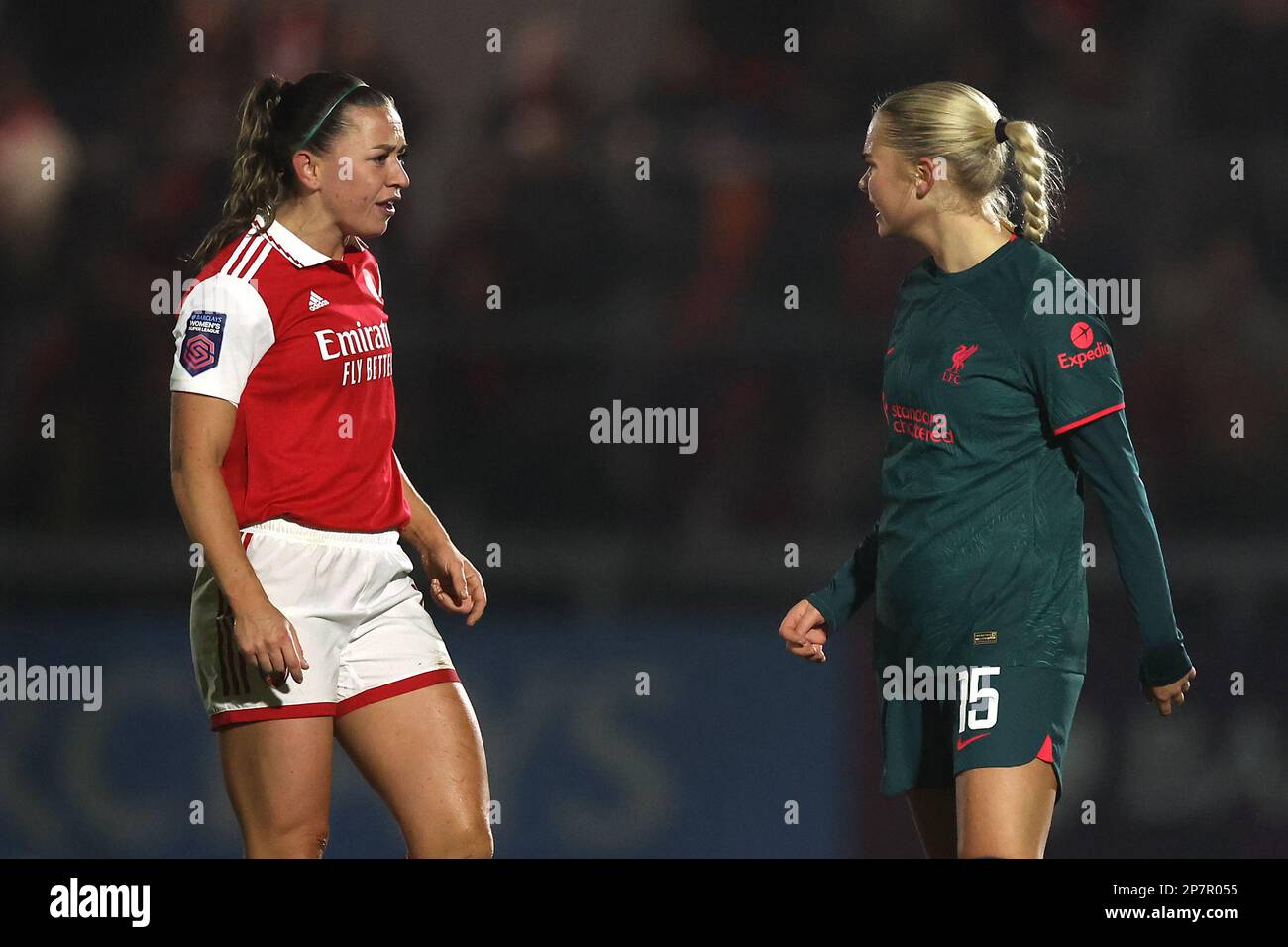 Arsenal's Katie McCabe (links) und Liverpools Sofie Lundgaard begegnen sich beim Barclays Women's Super League-Spiel im Meadow Park, Borehamwood. Bilddatum: Mittwoch, 8. März 2023. Stockfoto