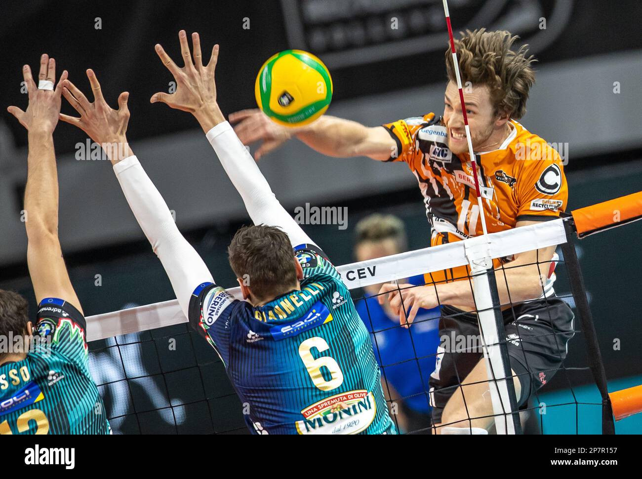 Berlin, Deutschland. 08. März 2023. Volleyball, Männer: Champions League, Berlin Volleys - VC Perugia, Knockout-Runde, Viertelfinale, erste Etappe, Max-Schmeling-Halle. Berlins Cody Kessel (r-l) spielt den Ball gegen den Block von Simone Giannelli und Roberto Russo von VC Perugia. Kredit: Andreas Gora/dpa/Alamy Live News Stockfoto
