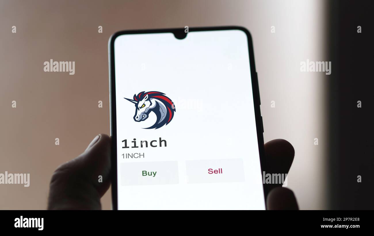 Ein Investor analysiert die 1inch ( 1INCH )-Münze auf dem Bildschirm. Ein Telefon zeigt die Preise der Krypto, um in Blockchain zu investieren. Stockfoto