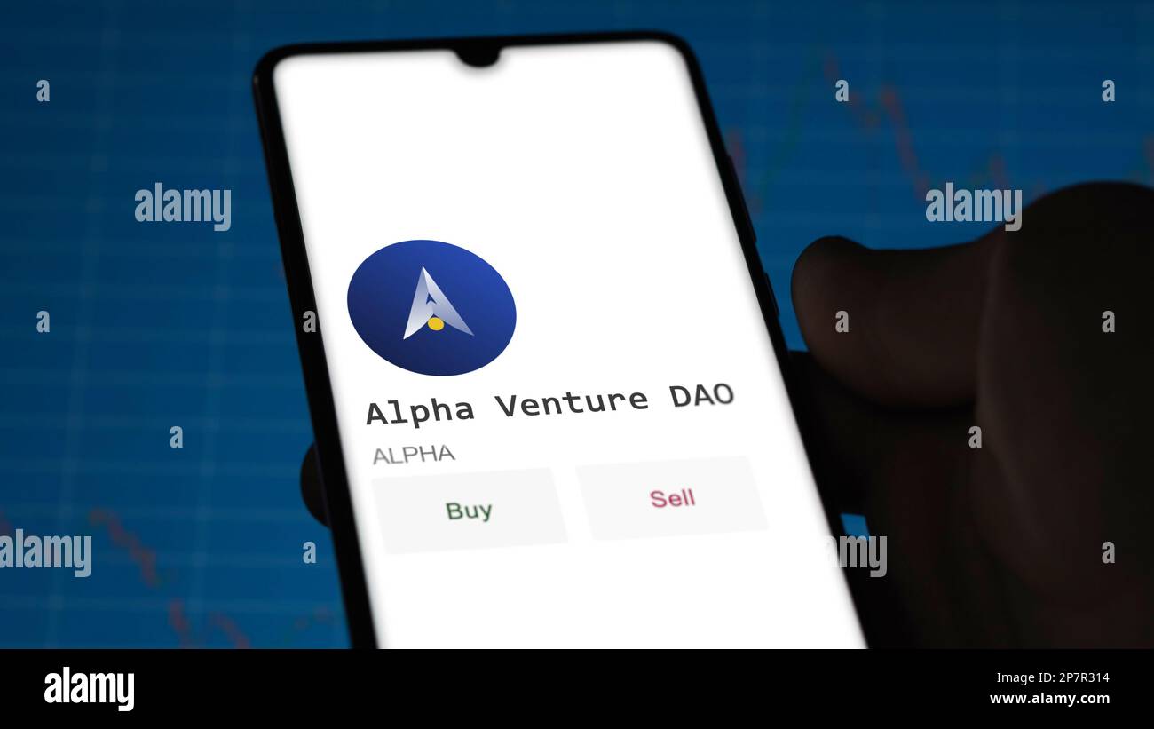 Ein Investor analysiert die Alpha-Venture-DAO ( ALPHA )-Münze auf dem Bildschirm. Ein Telefon zeigt die Preise der Krypto-Investition an Stockfoto