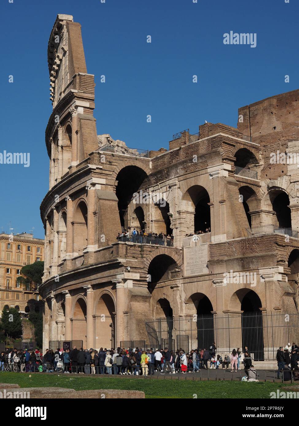 Das Kolosseum ist eine der wichtigsten Touristenattraktionen in Rom, Italien. Diese Aufnahme zeigt die Struktur der äußeren Ringe, mit vielen Besuchern. Das Stadion Stockfoto