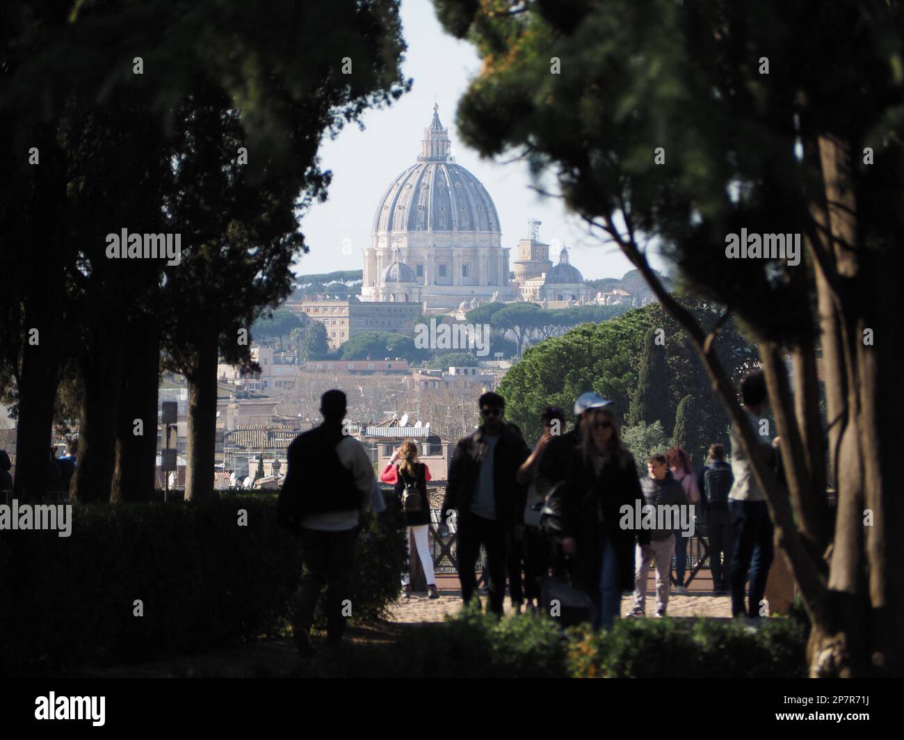 Touristen auf dem Palatin-Hügel in Rom, mit wunderschönem Blick auf den Petersdom. Rom, Italien Stockfoto