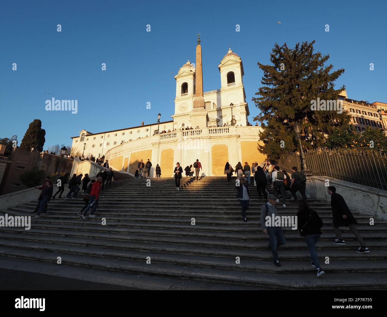 Die berühmte Spanische Treppe in Rom, die zur Trinita dei Monti Kirche führt. Es gibt nichts Spanisches an ihnen, außer dass sie zur Piazza di führen Stockfoto