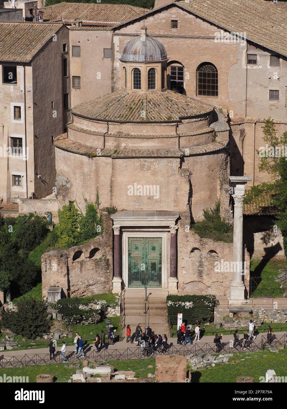 Tempel des Romulus auf der Via Sacra auf dem Forum Romanum in Rom, Italien. Es wurde um 309 n. chr. erbaut und ist eines der am besten erhaltenen Gebäude des Forums Stockfoto