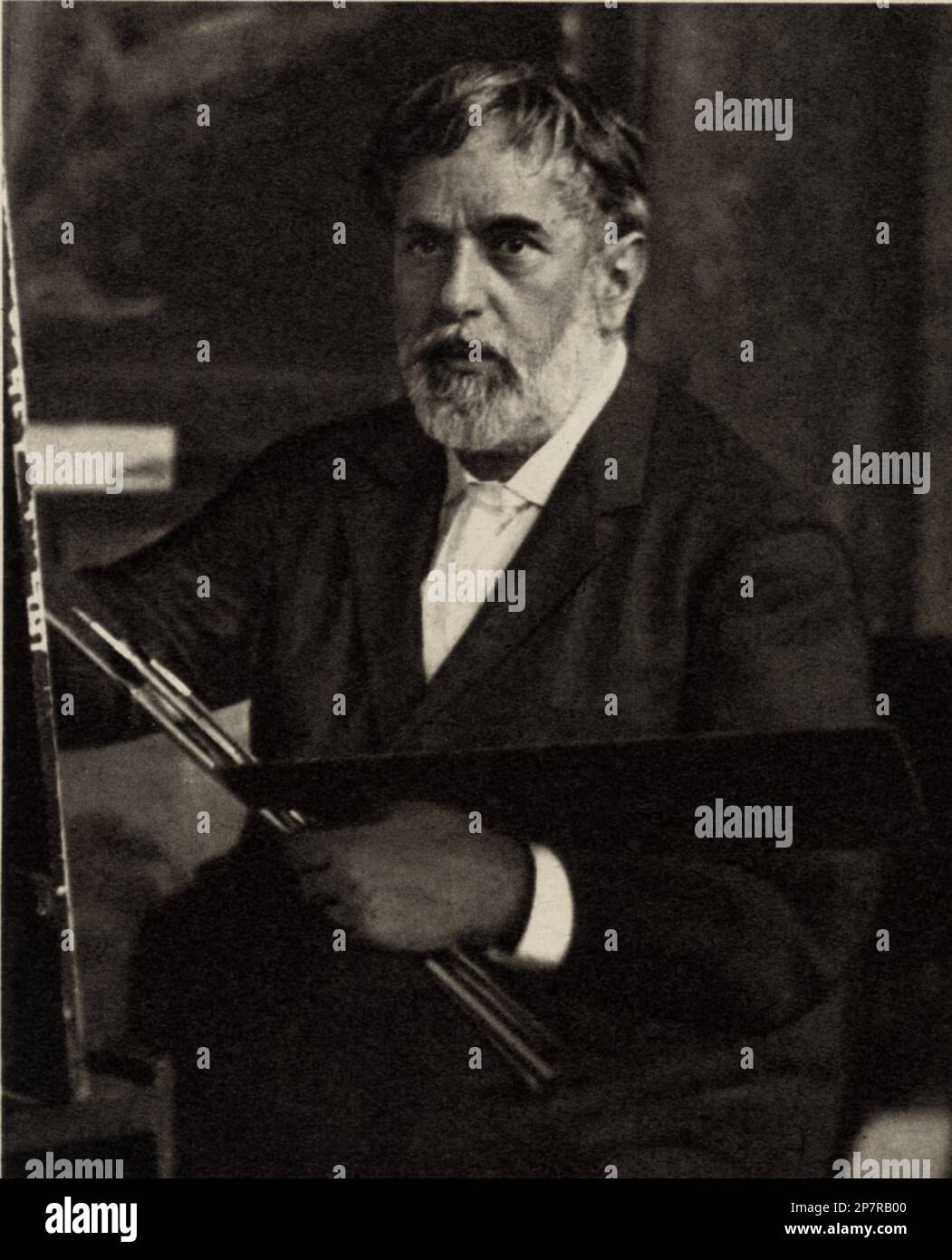 1930 Ca : der gefeierte venezianische Maler , Fotograf , Designer und Kostümbildner MARIANO FORTUNY y Madrazo ( 1871 - 1949 ) , Freund von Eleonora Duse , Gabriele D'Annunzio und Marchesa Luisa Casati Stampa - VISUAL ARTS - ARTI VISIVE - ART - ARTE - PITTURA - Malerei - PITTORE - Künstler - Artista - Portrait - Rituto - barba - Bart - Tavolozza - pennelli - TEATRO - Theater - SCENOGRAFIA - SCENOGRAFO DESIGN - ARREDAMENTO - ARREDATORE - JUGENDSTIL - FREIHEIT - BELLE EPOQUE --- ARCHIVIO GBB Stockfoto