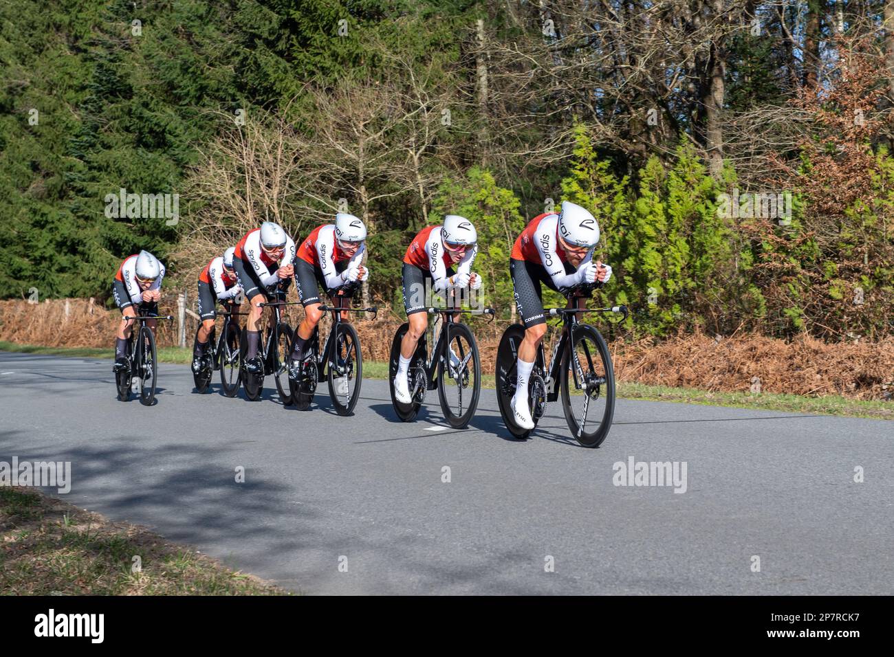 Dampierre En Burly, Frankreich. 07. März 2023. Das Cofidis-Team in Aktion während der dritten Phase von Paris-Nizza 2023. Die dritte Etappe des Radrennens Paris-Nizza 2023 ist ein 32,2 km langer Teamversuch auf einer Rennstrecke rund um den Dampierre-en-Burly. Das Jumbo Visma Team gewann die Bühne vor dem EF EasyPost Team. Der dänische Fahrer Magnus Cort Nielsen (EF EasyPost-Team) übernimmt das gelbe Trikot des Gesamtführers. Kredit: SOPA Images Limited/Alamy Live News Stockfoto