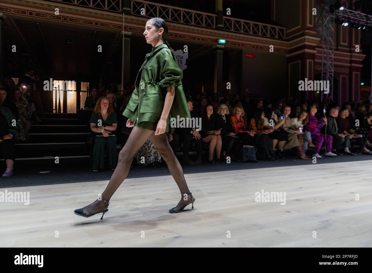 Melbourne, Australien. 08. März 2023. Ein Modell zeigt Entwürfe von Oroton während des Melbourne Fashion Festivals am Internationalen Frauentag im Royal Exhibition Building in Melbourne. Das Melbourne Fashion Festival Power Runway feiert die Kraft des Designs mit einem herausragenden Angebot an außergewöhnlichen Talenten, darunter Carla Zampatti, Michael Lo Sordo, Jason Grech, Martin Grant, Oroton, Rachel Gilbert, ASIYAM und Mastani. (Foto: Michael Currie/SOPA Images/Sipa USA) Guthaben: SIPA USA/Alamy Live News Stockfoto