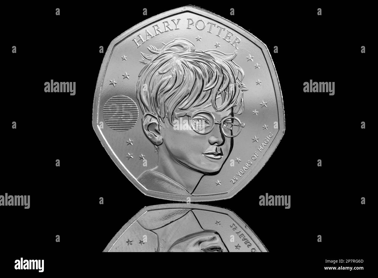 Die Rückseite einer 2022 GB großen 50p-Münze mit dem Magier Harry Potter, der 25 Jahre Harry Potter gedenkt Stockfoto