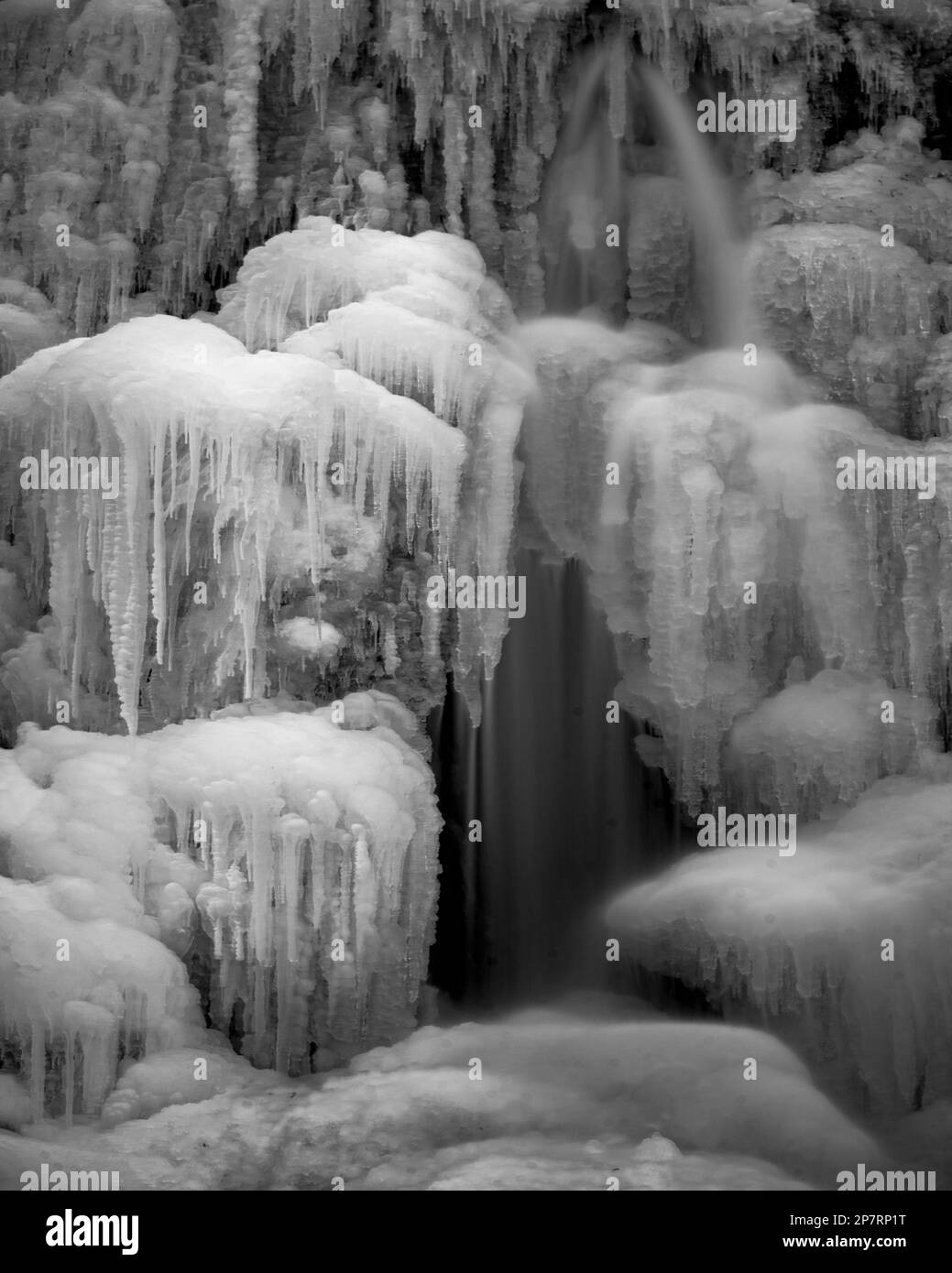 Ein atemberaubender gefrorener Wasserfall im Norden Kanadas, Yukon Territory. Gesehen in den frühen Wintermonaten. Stockfoto