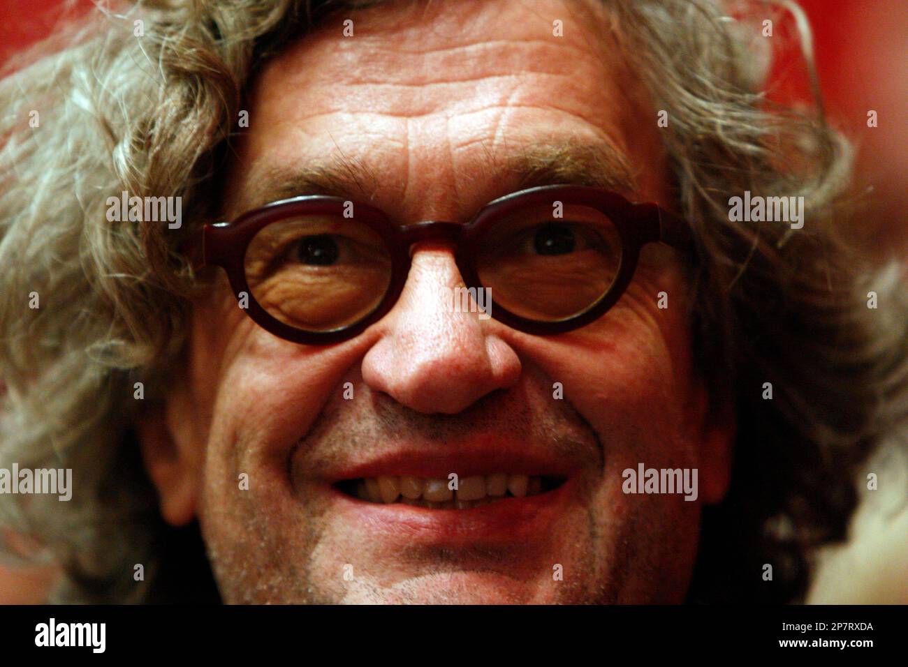 German director Wim Wenders reacts as he speaks in Tel Aviv's Cinematheque in Tel Aviv, Israel, Tuesday, Nov. 17, 2009. Wenders is a guest of the Sam Spiegel film school as part of the school's 20th anniversary. (AP Photo/Ariel Schalit) Stockfoto