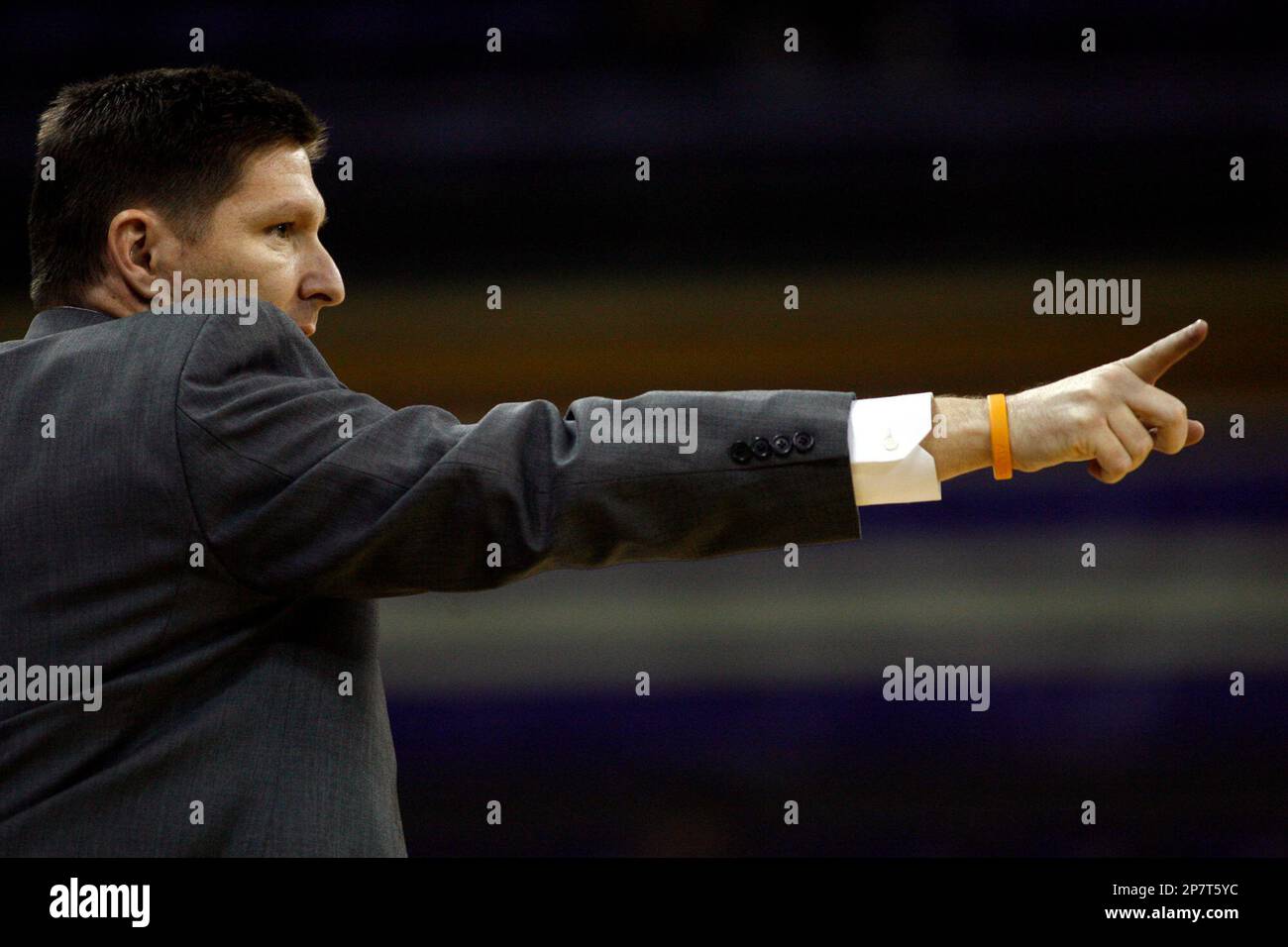 Wright State head coach Brad Brownwell gives instructions to his players during the second half of an NCAA college basketball game against Portland State, Saturday, Nov. 14, 2009, in Seattle. Wright State defeated Portland State, 75-70. (AP Photo/Joe Nicholson) Stockfoto