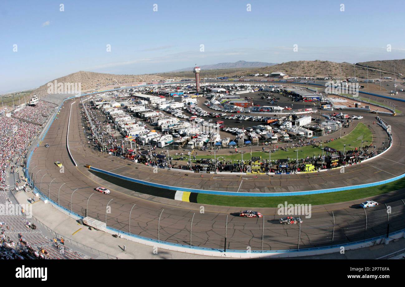 Carl Edwards, right, leads Mike Bliss (11) and Kevin Harvick into Turn 2 during the NASCAR Nationwide Series Able Body Labor 200 auto race at Phoenix International Raceway in Avondale, Ariz., Saturday, Nov. 14, 2009. Edwards won the race, Harvick finished second and Bliss finished eighth. (AP Photo/Mary Schwalm) Stockfoto