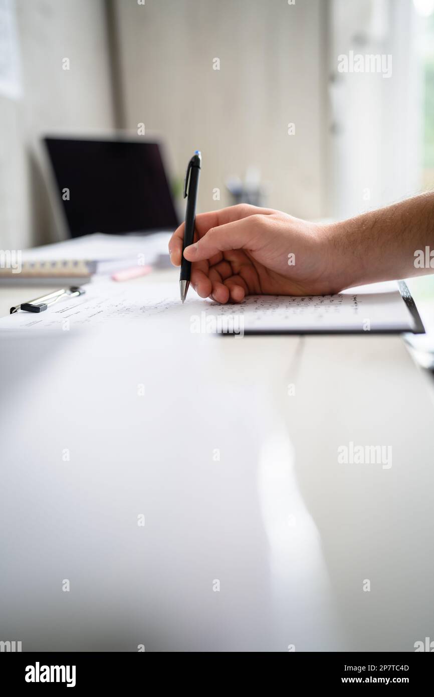 Nahaufnahme einer unbekannten Person Weißer Mann halten Bleistift auf dem Schreibtisch fest Schreiben Sie auf der Arbeit oder im Arbeitszimmer Kopieren Sie ein helles Foto Stockfoto