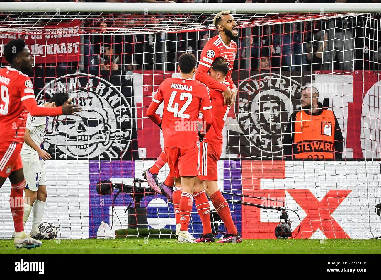 Eric Maxim CHOUPO-MOTING von Bayern München feiert am 8. März 2023 in der Allianz Arena in München sein Tor mit Teamkollegen beim UEFA Champions League-Fußballspiel der 16. Runde mit 2. Beinen zwischen Bayern München und Paris Saint-Germain – Foto: Matthieu Mirville/DPPI/LiveMedia Stockfoto