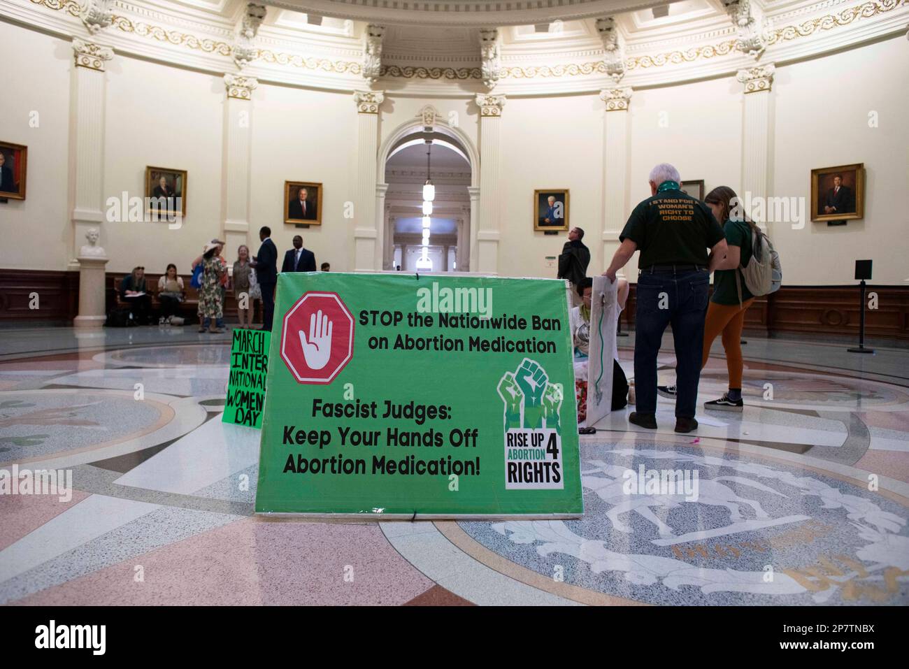 Eine Gruppe, die sich für Abtreibungsrechte und Abtreibungsmedikamente einsetzt, versammelt sich während der Legislativsitzung in der Rotunde des Texas Capitol. Kredit: Bob Daemmrich/Alamy Live News Stockfoto