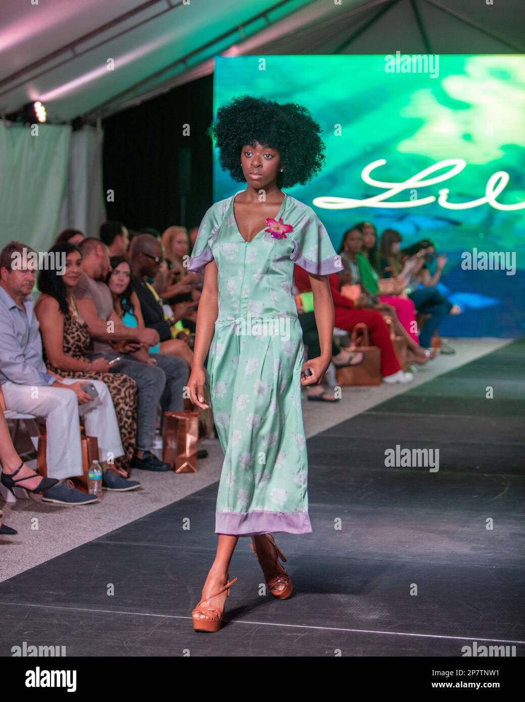 Ein Model läuft am 18. März 2022 während der FLL Fashion Week in Fort Lauderdale, Florida, auf der Landebahn der Designer Lily Marotto Fashion Show Stockfoto