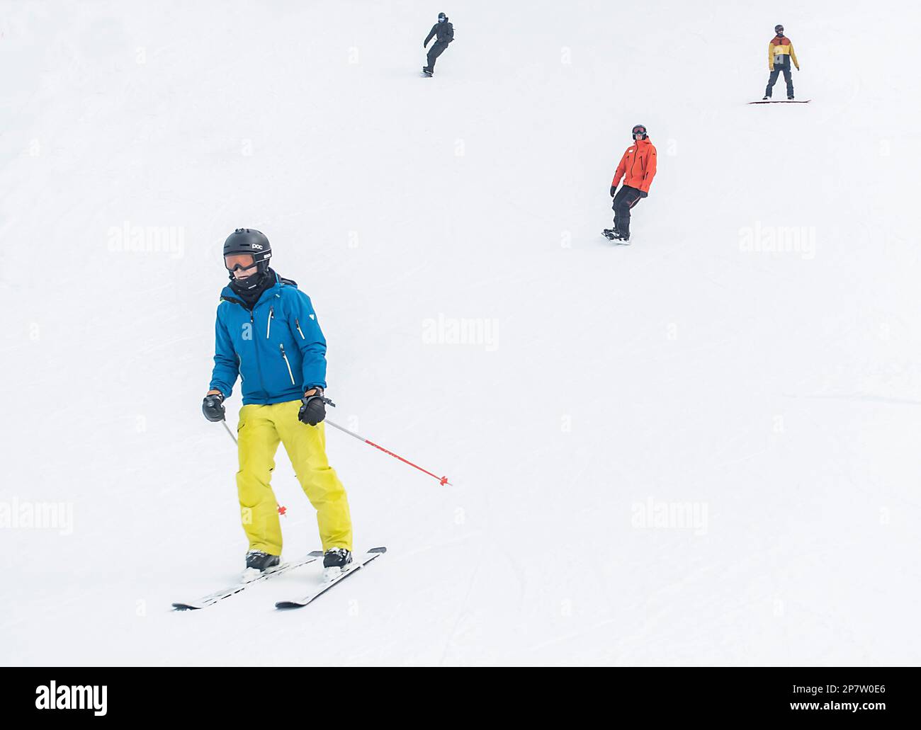 Skifahrer und Snowboarder auf Pisten Stockfoto