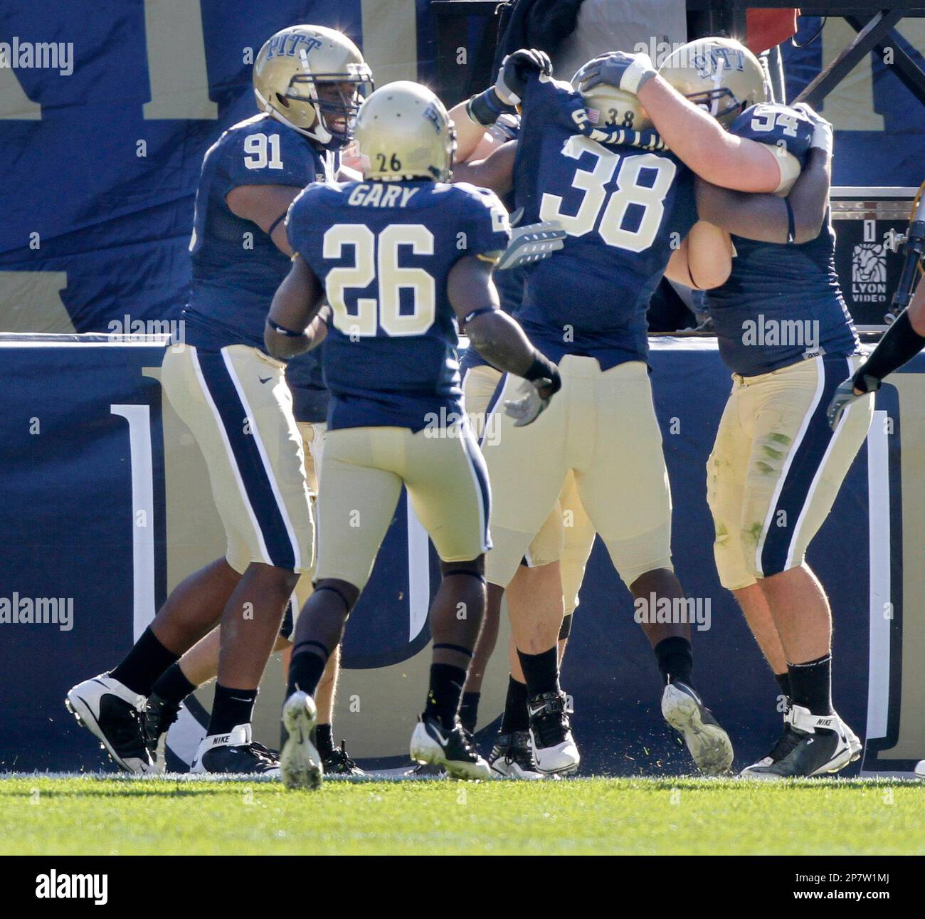 Pittsburgh linebacker Greg Williams (38) is congratulated by teammates after returning an interception for a touchdown against Syracuse during the second quarter of an NCAA college football game in Pittsburgh, on Saturday, Nov. 7, 2009. (AP Photo/Keith Srakocic) Stockfoto