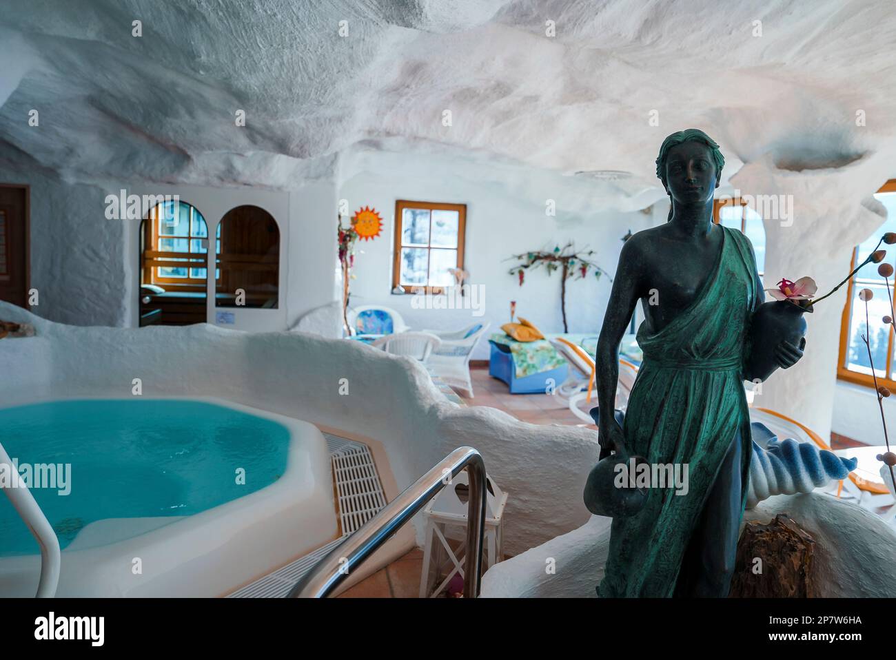 Klassische weibliche Statue im Whirlpool unter weißem Dach im Hotel Stockfoto