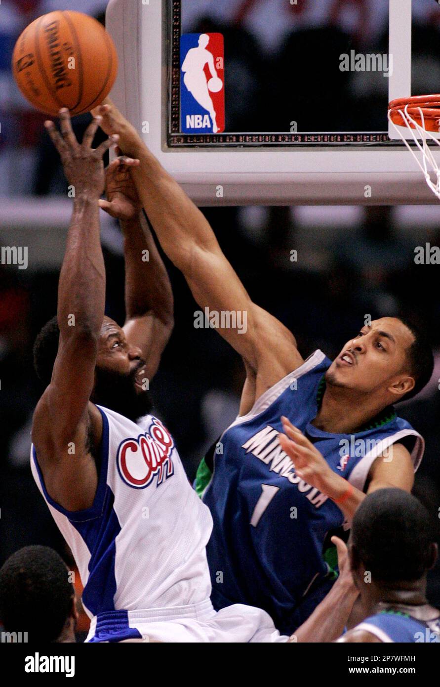 Los Angeles Clippers' Baron Davis, left, is fouled while shooting by Minnesota Timberwolves' Ryan Hollins, right, during the first quarter of their NBA basketball game in Los Angeles on Monday, Nov. 2, 2009. (AP Photo/Danny Moloshok) Stockfoto