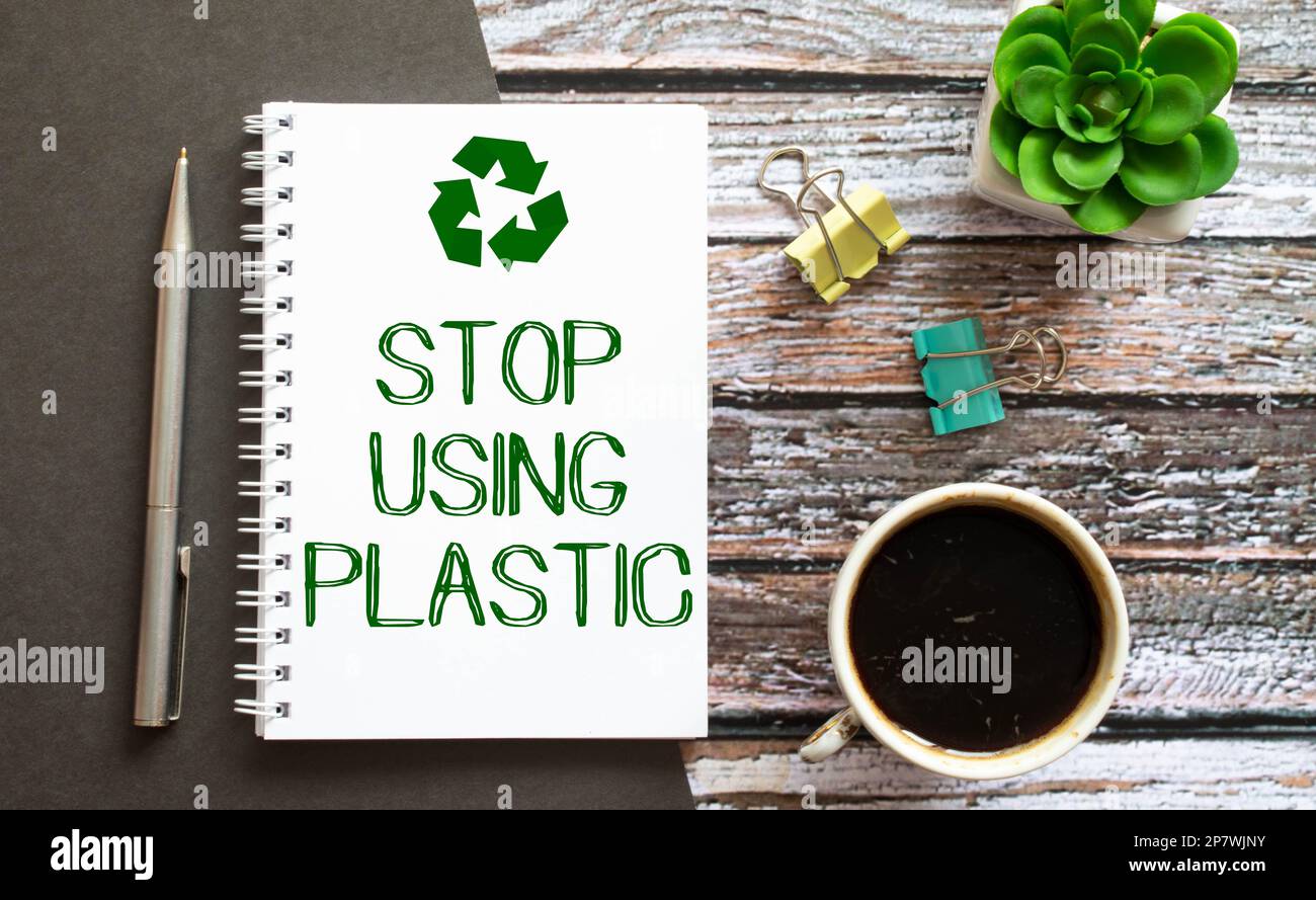 Kein Plastiktext auf einem Holztisch Stockfoto