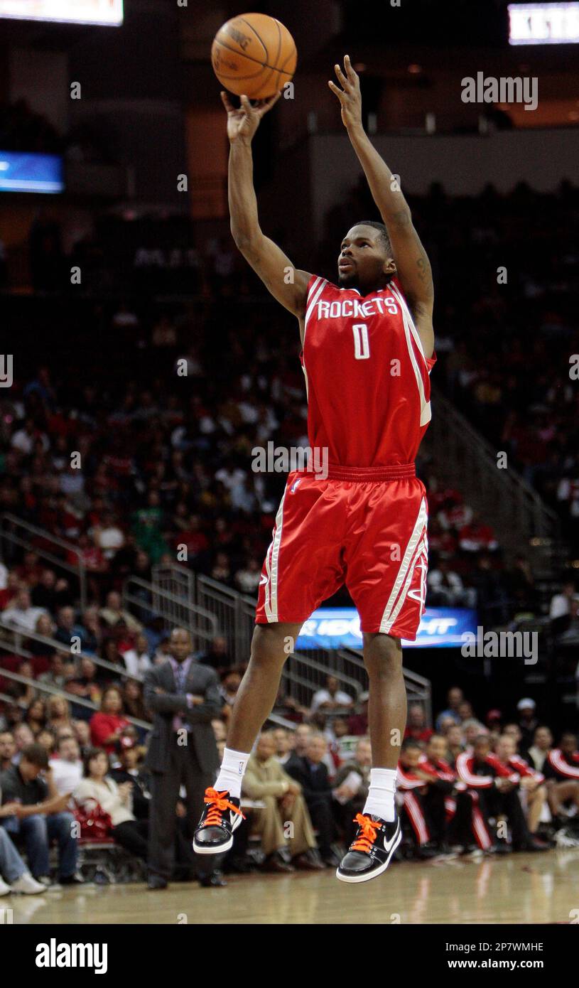 Houston Rockets' Aaron Brooks shoots a three pointer in the fourth quarter against the Portland Trail Blazers during an NBA basketball game on Saturday, Oct. 31, 2009, in Houston.(AP Photo/Bob Levey) Stockfoto