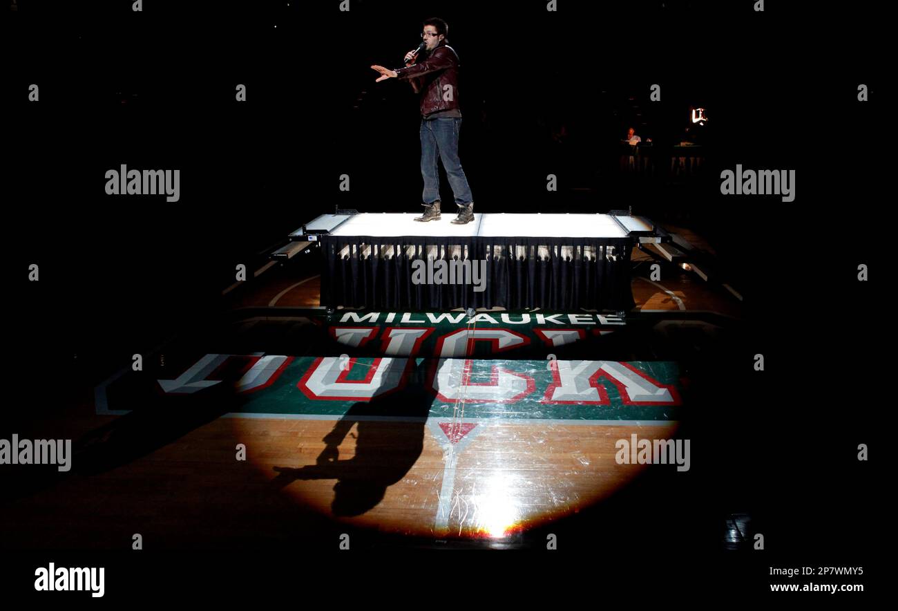 Milwaukee native and American Idol finalist Danny Gokey performs during halftime of an NBA basketball game between the Milwaukee Bucks and the Detroit Pistons, Saturday, Oct. 31, 2009, in Milwaukee. (AP Photo/Darren Hauck) Stockfoto