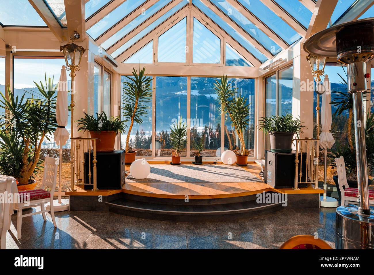 Inneneinrichtung des Luxushotels mit Topfpflanzen und Dekor Stockfoto