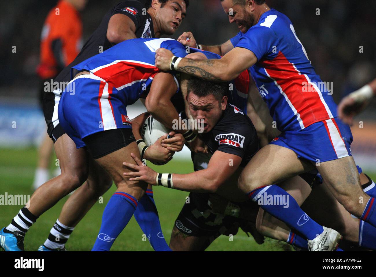 New Zealand's JARED WAEREA-HARGREAVES, center, is tackled by France's ARTY SHEAD, right, during their Four Nations rugby league match in Toulouse, southwestern France, Saturday Oct.31, 2009. (AP Photo/Manuel Blondeau) Stockfoto