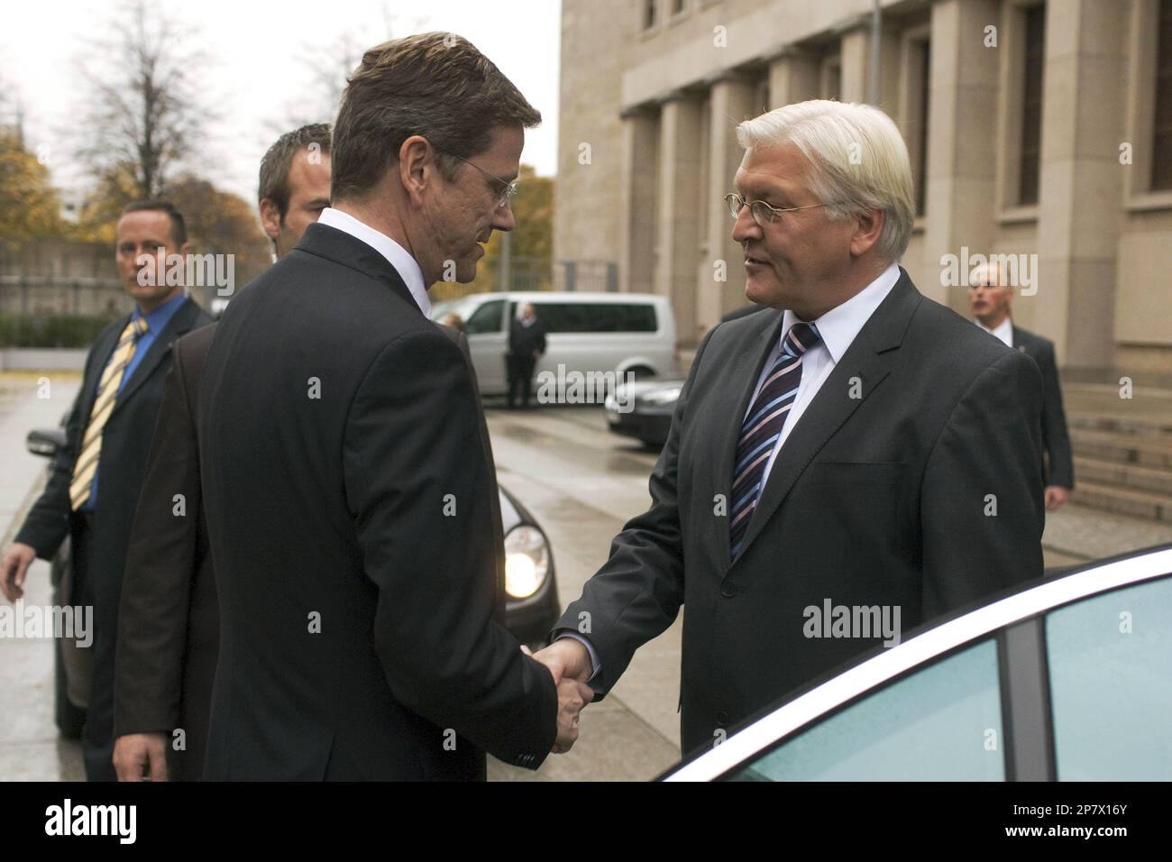 Germany's new Foreign Minister Guido Westerwelle, left, bids farewell to his predecessor Frank-Walter Steinmeier, right, after a ceremony to hand-over the office at the Foreign Ministry in Berlin, Germany, Thursday, Oct. 29, 2009. The leader of Germany's pro-business Free Democrats party has taken over as the new foreign minister a month after general elections. (AP Photo/Arno Burgi, Pool) Stockfoto