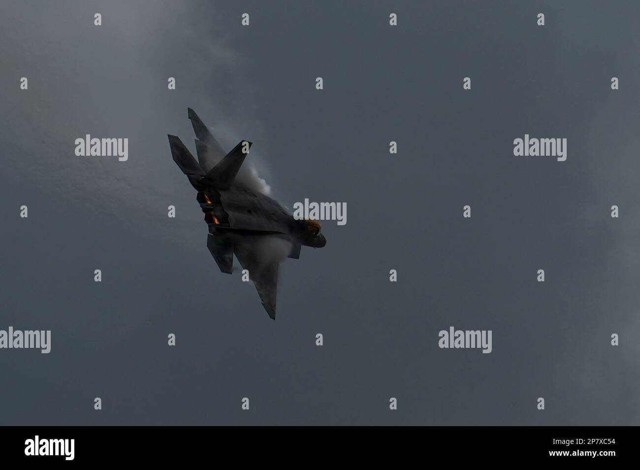 USA Air Force Capt. Samuel ‚Razz‘ Larson, F-22 Demonstrationsteampilot, fliegt über den Luftwaffenstützpunkt Davis-Monthan, Ariz, 2. März 2023. Larson wurde von General Mark Kelly, Commander des Air Combat Command, als neuer Pilot des F-22 Demonstrationsteams für die Flugshow Saisons 2023 und 2024 zertifiziert. (USA Air Force Foto von Airman 1. Class Devlin Bishop) Stockfoto