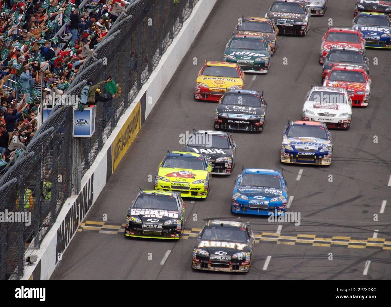 Ryan Newman (39) leads Jeff Gordon (24) and the rest of the field at the start of the Tums 500 NASCAR Sprint Cup auto race at the Martinsville Speedway in Martinsville, Va. Saturday Oct. 25, 2009. (AP Photo/Steve Sheppard) Stockfoto
