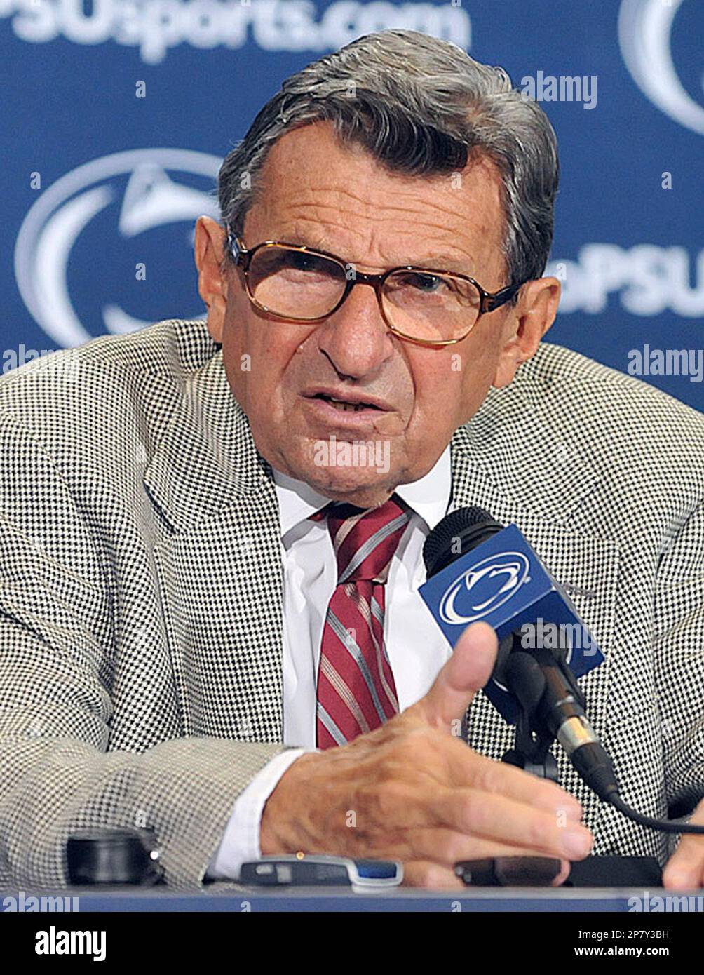 penn-state-football-coach-joe-paterno-answers-a-question-during-his