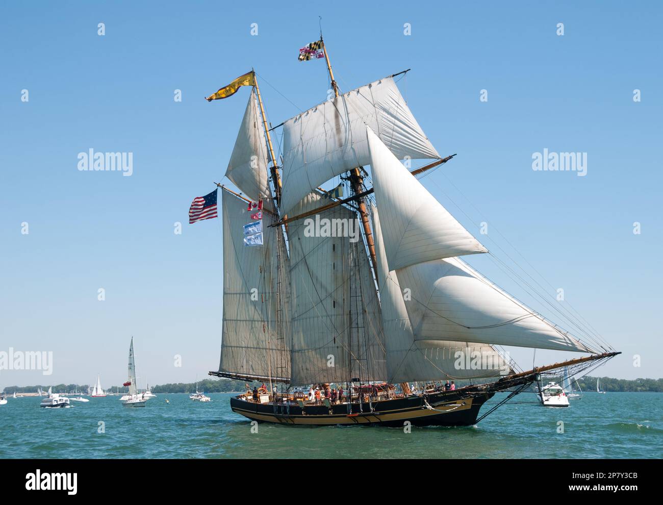 The Pride of Baltimore II Nachbildung eines amerikanischen Clipper-Schiffs aus dem 19. Jahrhundert bei einem Tall Ship Festival im Hafen von Toronto, Kanada Stockfoto