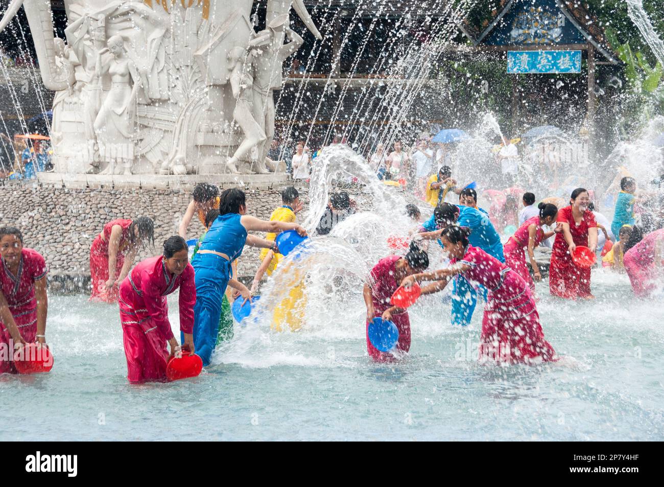 Mitglieder der ethnischen Gruppe der Dai-Minderheit feiern die neue jahrelange Reinigungstradition, sich in einem Wasserpark in Yunnan China mit Wasser zu bespritzen Stockfoto