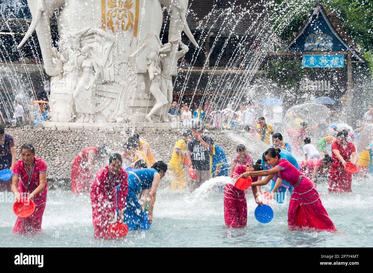 Mitglieder der ethnischen Gruppe der Dai-Minderheit feiern die neue jahrelange Reinigungstradition, sich in einem Wasserpark in Yunnan China mit Wasser zu bespritzen Stockfoto