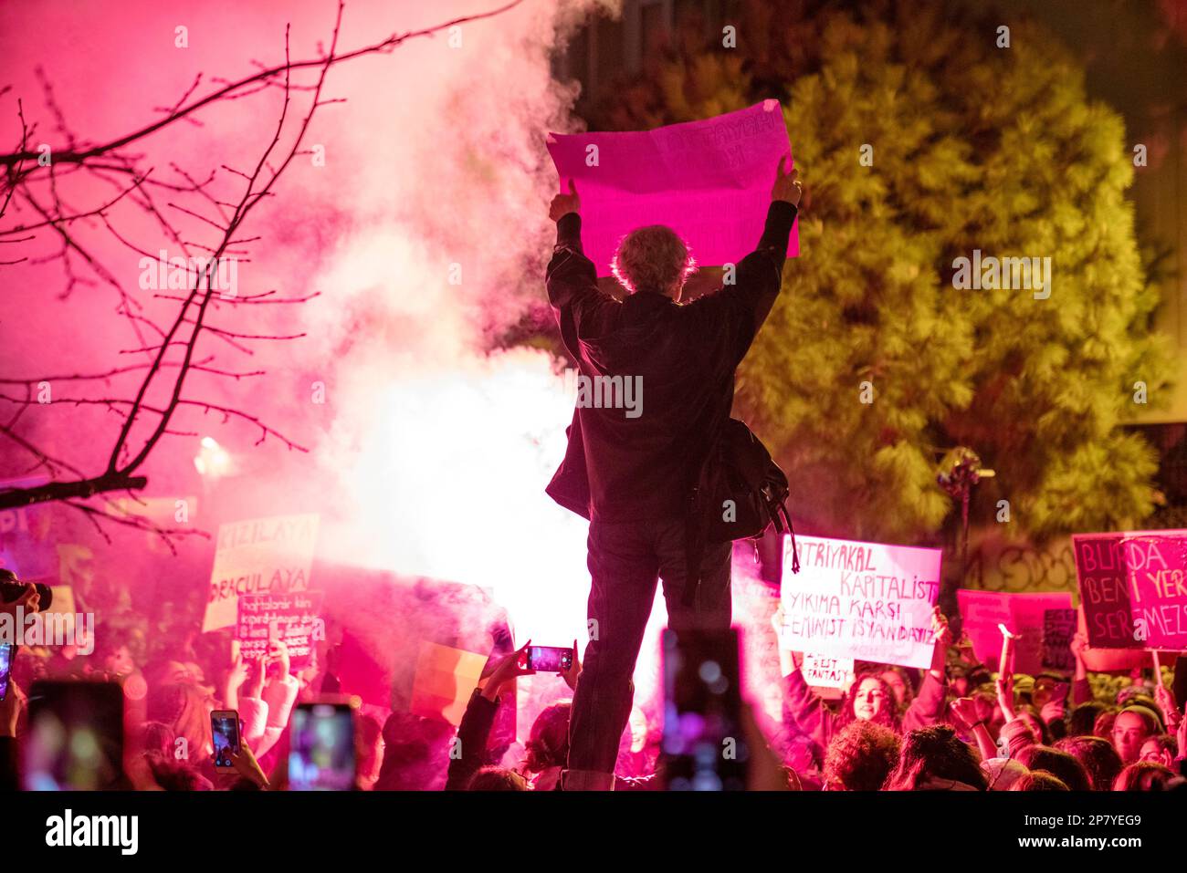 Istanbul, Istanbul, Türkei. 8. März 2023. Die Demonstranten versuchen, auf dem Taksim-Platz zu marschieren und singen bei der Feminist Night Parade am Internationalen Frauentag in Istanbul, Türkei (Kreditbild: © Tolga Uluturk/ZUMA Press Wire) NUR REDAKTIONELLE VERWENDUNG! Nicht für den kommerziellen GEBRAUCH! Kredit: ZUMA Press, Inc./Alamy Live News Stockfoto