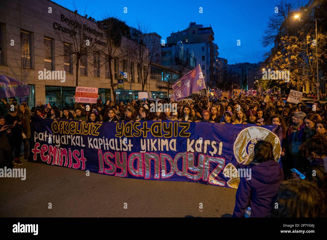 Istanbul, Istanbul, Türkei. 8. März 2023. Die Demonstranten versuchen, auf dem Taksim-Platz zu marschieren und singen bei der Feminist Night Parade am Internationalen Frauentag in Istanbul, Türkei (Kreditbild: © Tolga Uluturk/ZUMA Press Wire) NUR REDAKTIONELLE VERWENDUNG! Nicht für den kommerziellen GEBRAUCH! Kredit: ZUMA Press, Inc./Alamy Live News Stockfoto