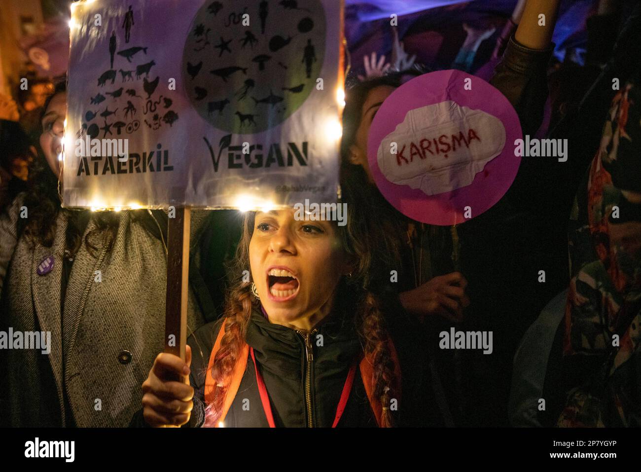 Istanbul, Istanbul, Türkei. 8. März 2023. Die Demonstranten versuchen, auf dem Taksim-Platz zu marschieren und singen bei der Feminist Night Parade am Internationalen Frauentag in Istanbul, Türkei (Kreditbild: © Tolga Uluturk/ZUMA Press Wire) NUR REDAKTIONELLE VERWENDUNG! Nicht für den kommerziellen GEBRAUCH! Kredit: ZUMA Press, Inc./Alamy Live News Stockfoto