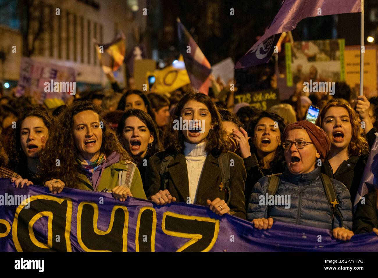 Istanbul, Istanbul, Türkei. 8. März 2023. Die Demonstranten versuchen, auf dem Taksim-Platz zu marschieren und singen bei der Feminist Night Parade am Internationalen Frauentag in Istanbul, Türkei (Kreditbild: © Tolga Uluturk/ZUMA Press Wire) NUR REDAKTIONELLE VERWENDUNG! Nicht für den kommerziellen GEBRAUCH! Kredit: ZUMA Press, Inc./Alamy Live News Stockfoto