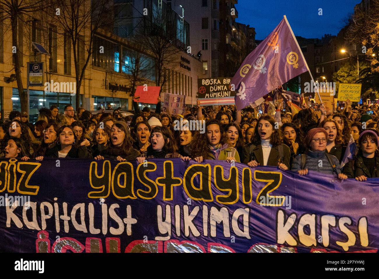 Istanbul, Istanbul, Türkei. 8. März 2023. Die Demonstranten versuchen, auf dem Taksim-Platz zu marschieren und singen bei der Feminist Night Parade am Internationalen Frauentag in Istanbul, Türkei (Kreditbild: © Tolga Uluturk/ZUMA Press Wire) NUR REDAKTIONELLE VERWENDUNG! Nicht für den kommerziellen GEBRAUCH! Kredit: ZUMA Press, Inc./Alamy Live News Stockfoto