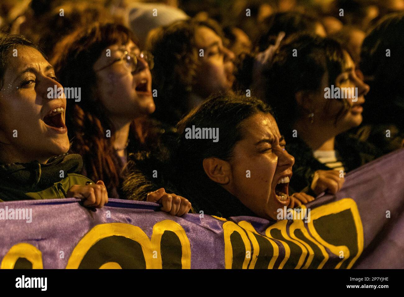 Istanbul, Istanbul, Türkei. 8. März 2023. Die Demonstranten versuchen, auf dem Taksim-Platz zu marschieren und singen bei der Feminist Night Parade am Internationalen Frauentag in Istanbul, Türkei (Kreditbild: © Tolga Uluturk/ZUMA Press Wire) NUR REDAKTIONELLE VERWENDUNG! Nicht für den kommerziellen GEBRAUCH! Kredit: ZUMA Press, Inc./Alamy Live News Stockfoto