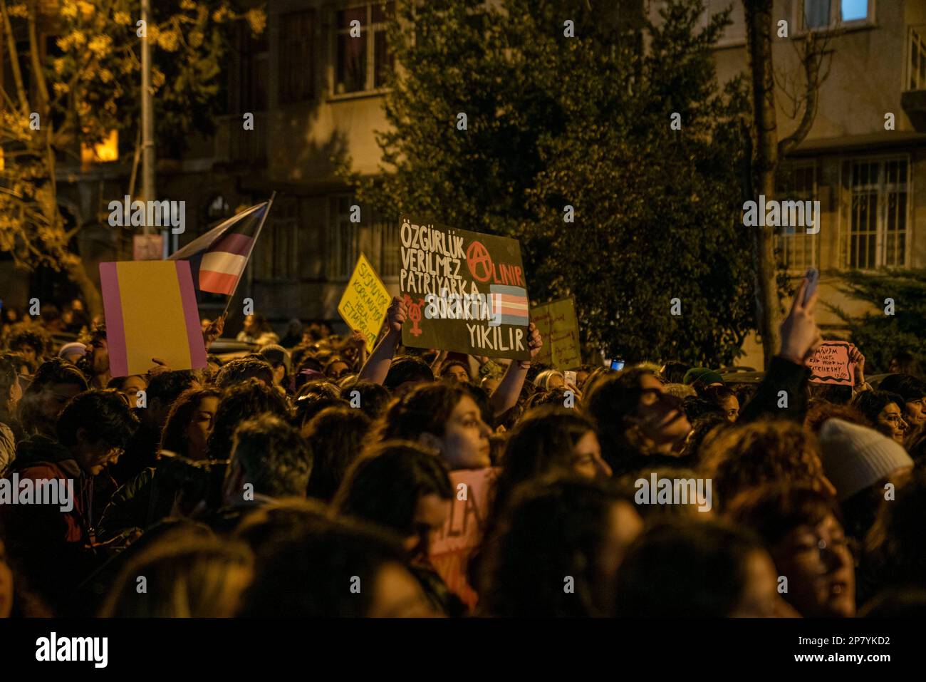 Istanbul, Istanbul, Türkei. 8. März 2023. Die Demonstranten versuchen, auf dem Taksim-Platz zu marschieren und singen bei der Feminist Night Parade am Internationalen Frauentag in Istanbul, Türkei (Kreditbild: © Tolga Uluturk/ZUMA Press Wire) NUR REDAKTIONELLE VERWENDUNG! Nicht für den kommerziellen GEBRAUCH! Kredit: ZUMA Press, Inc./Alamy Live News Stockfoto